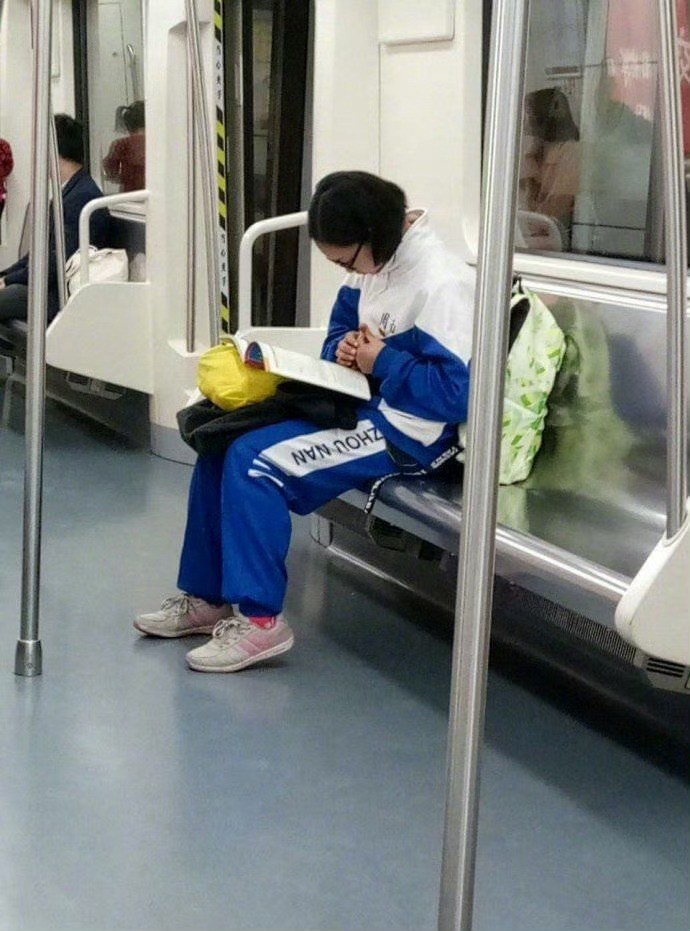 你认真起来的样子最美！地铁上就应该读书，而不是玩游戏