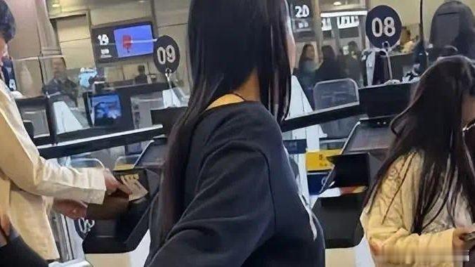 凤凰新闻【伊能静带全家台湾旅游！腚大背驼大妈味浓，米粒近视仍手机不离手】阅读此文