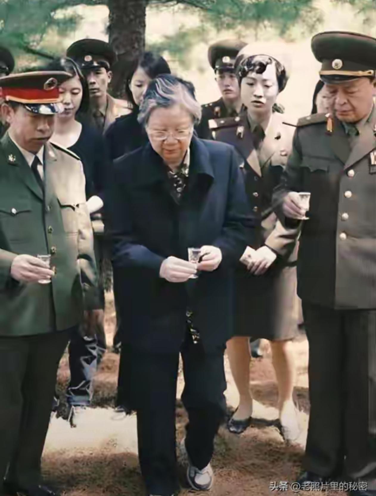 照片中的这位白发苍苍的老人，步履蹒跚来到朝鲜桧仓志愿军烈士陵园前，眼里噙满了泪水