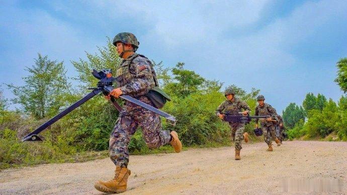 武警重火力武警第一机动总队某支队火力分队机动至某地域，进行榴弹发射器全流程实弹考