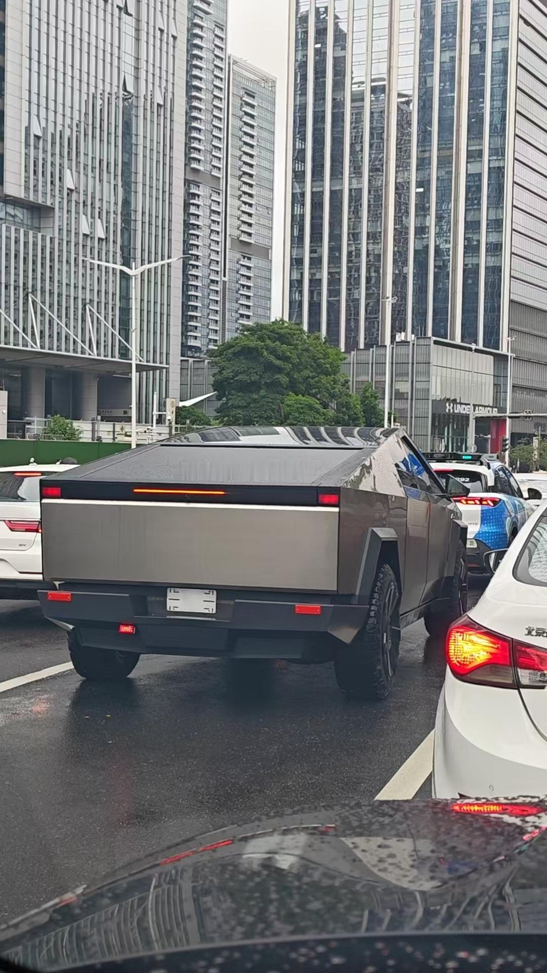 深南大道，又来一台新车 