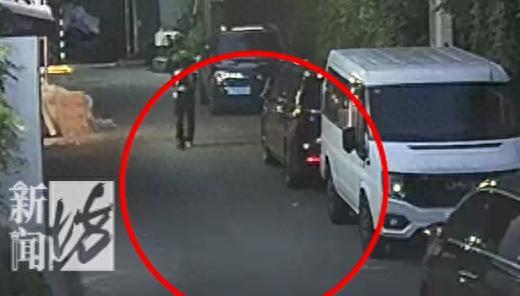 上海，一名女刑警下班走路回家，压根没在执勤，就凭着职业本能随手扫了一眼路边陌生男