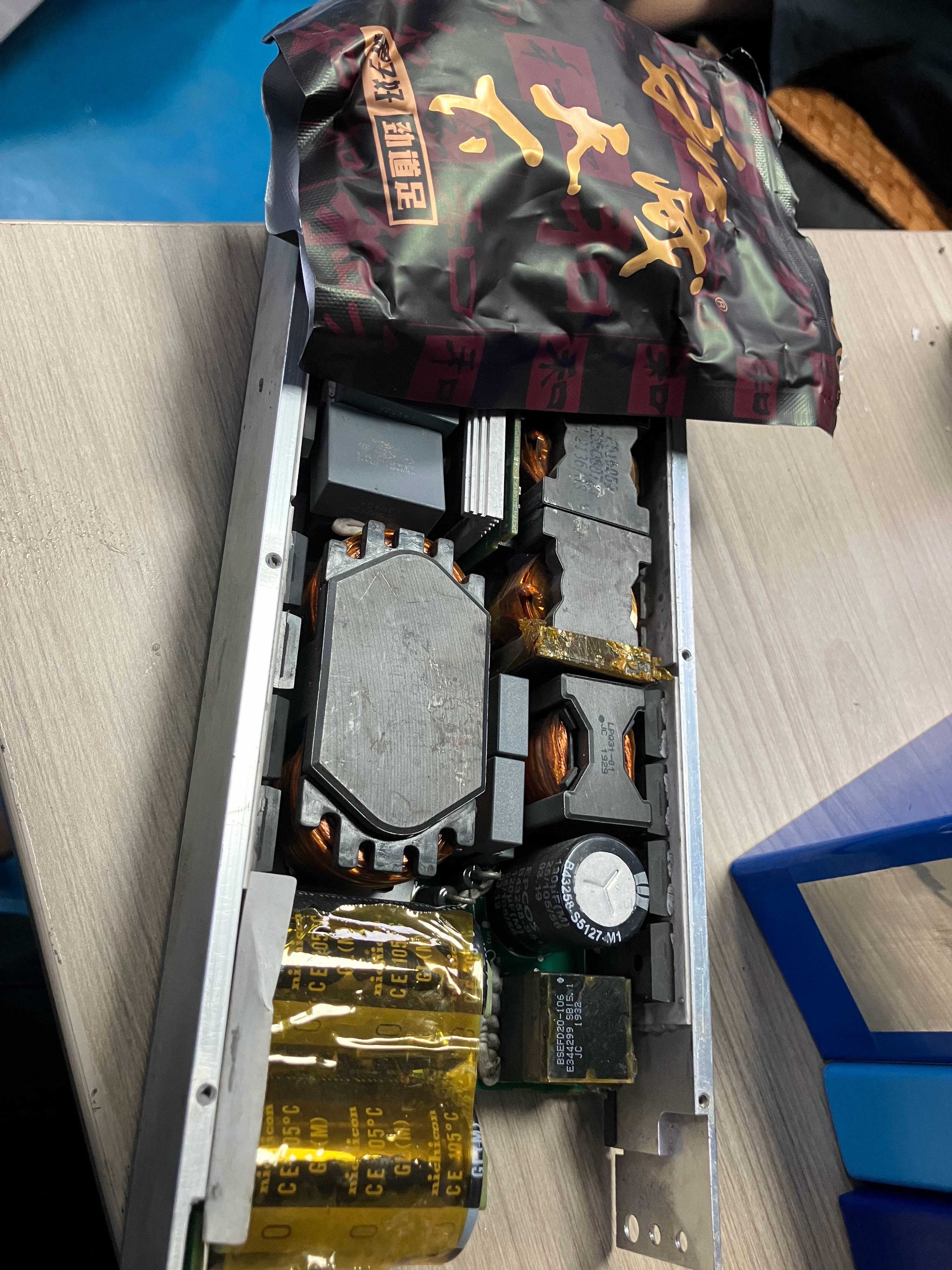 “华为”大炮充电器，尼其康，爱普克斯，开关芯片等没拆开暂时没看见！厂长说电池 ​