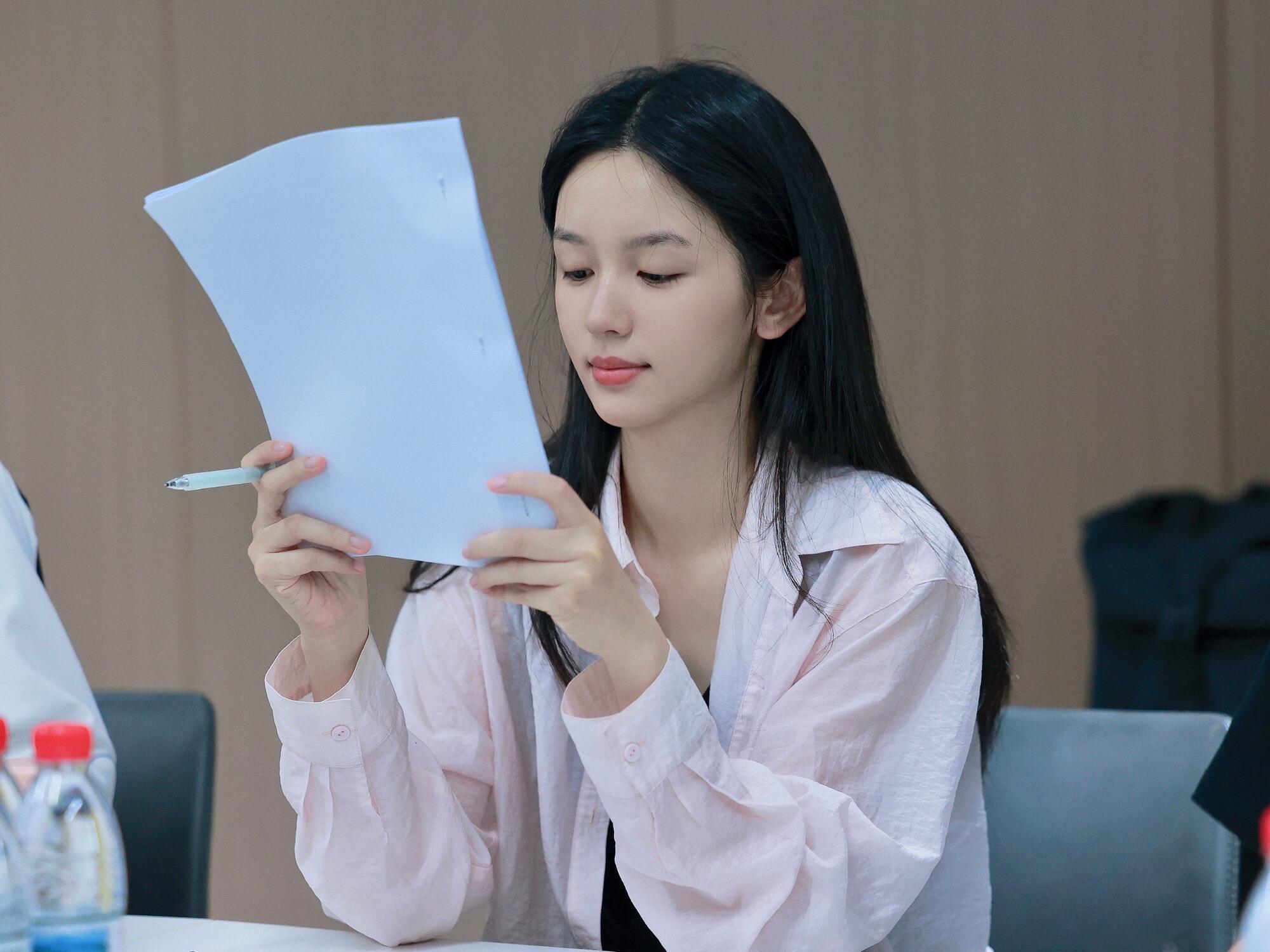 周也剧本围读这么素那么美这个椰子就是这样美萌👏🏻 