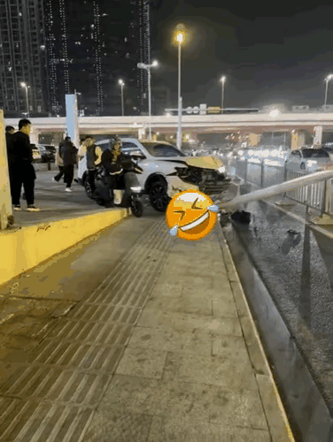 这小哥的事故算谁的