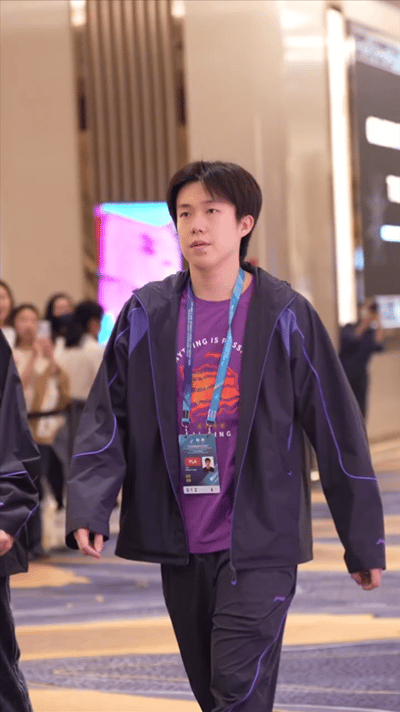 王楚钦和小牛穿了一样的外套，去参加晚宴啦。

澳门世界杯的晚宴在今天晚上举行，