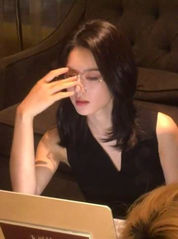 赵今麦戴眼镜好有压迫感 终于懂为什么大家都在转这组 live。简简单单的穿搭，一