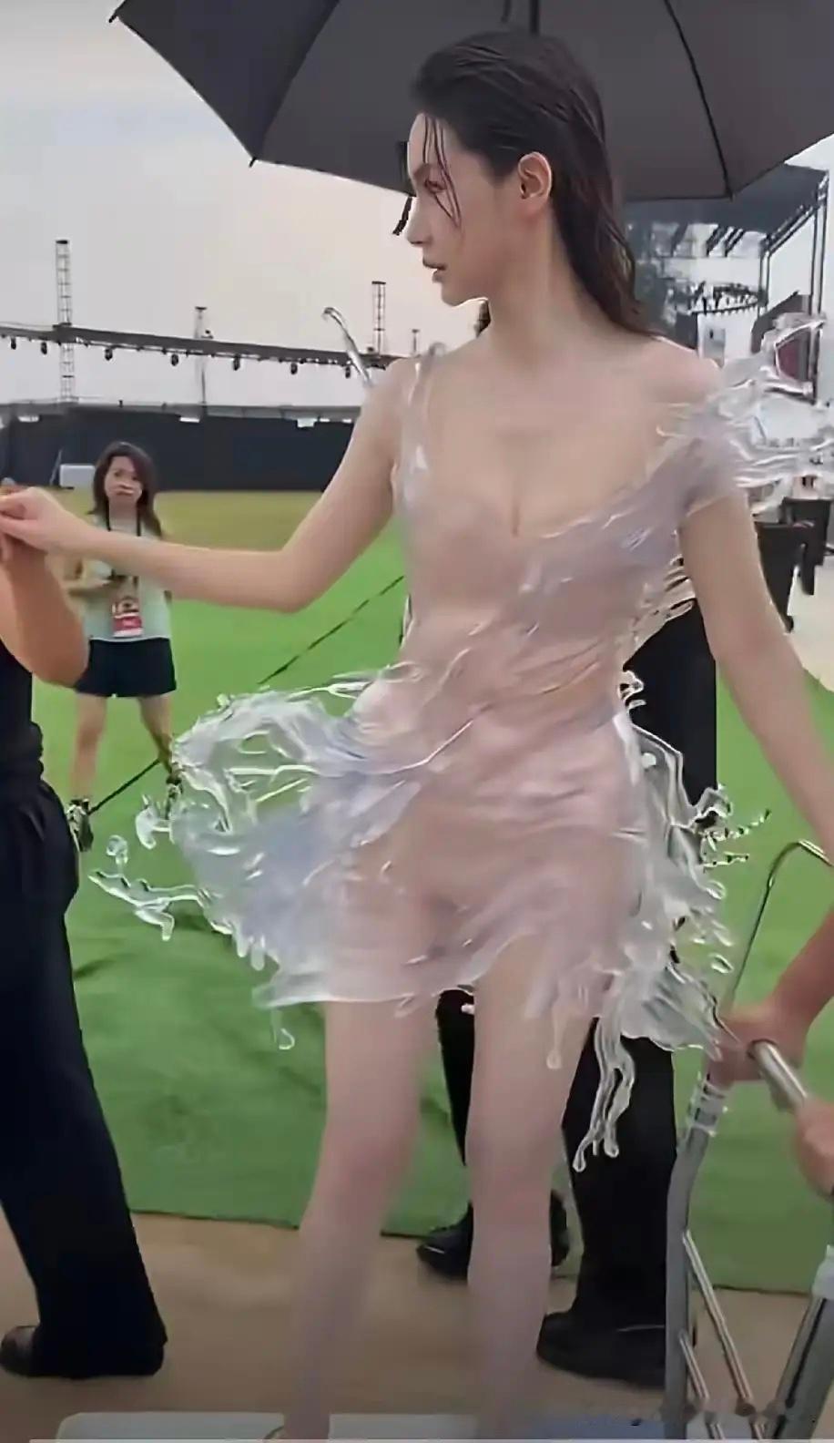 戚薇，你是来搞笑的吗？我发现戚薇现在有点放飞自我了，这样的3D打印的裙子也敢穿，