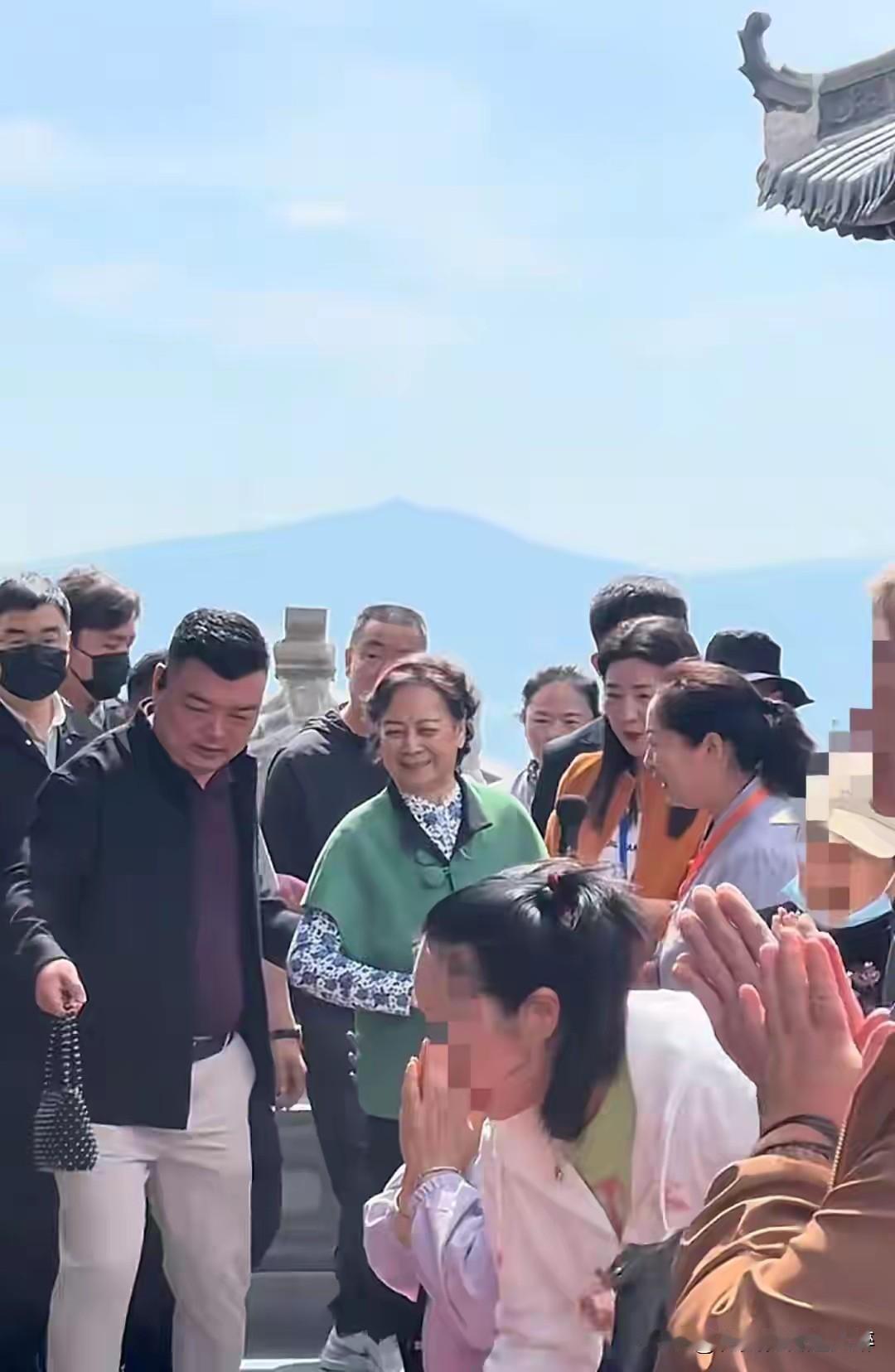 五月一日82岁的观音菩萨，演员，左大玢，现身河南香山寺。与游客热情留影。