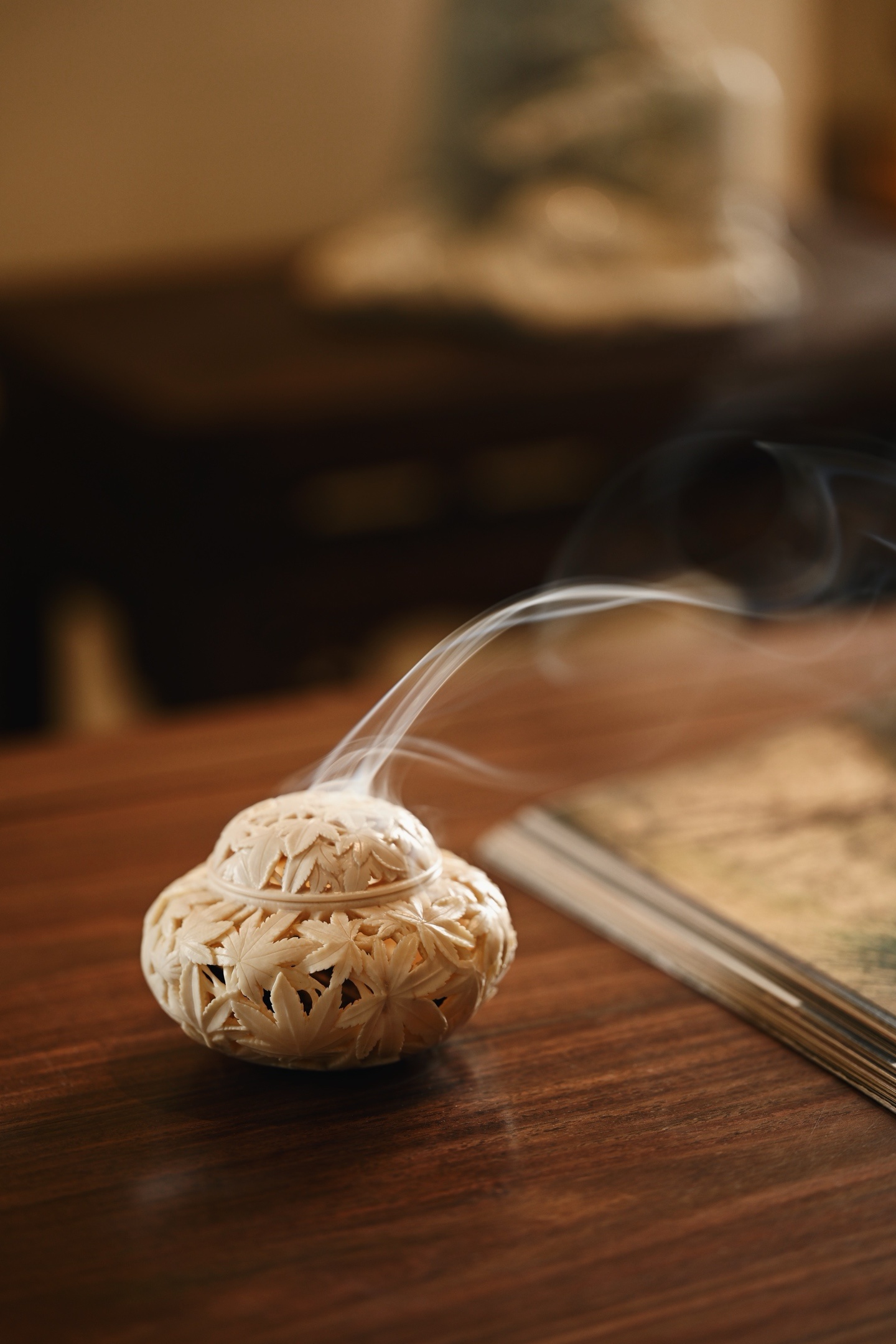 猛犸 | 枫叶翻丹似落花 香炉整料镂空雕刻，工艺细腻精致，枫叶层层叠叠，姿态轻盈