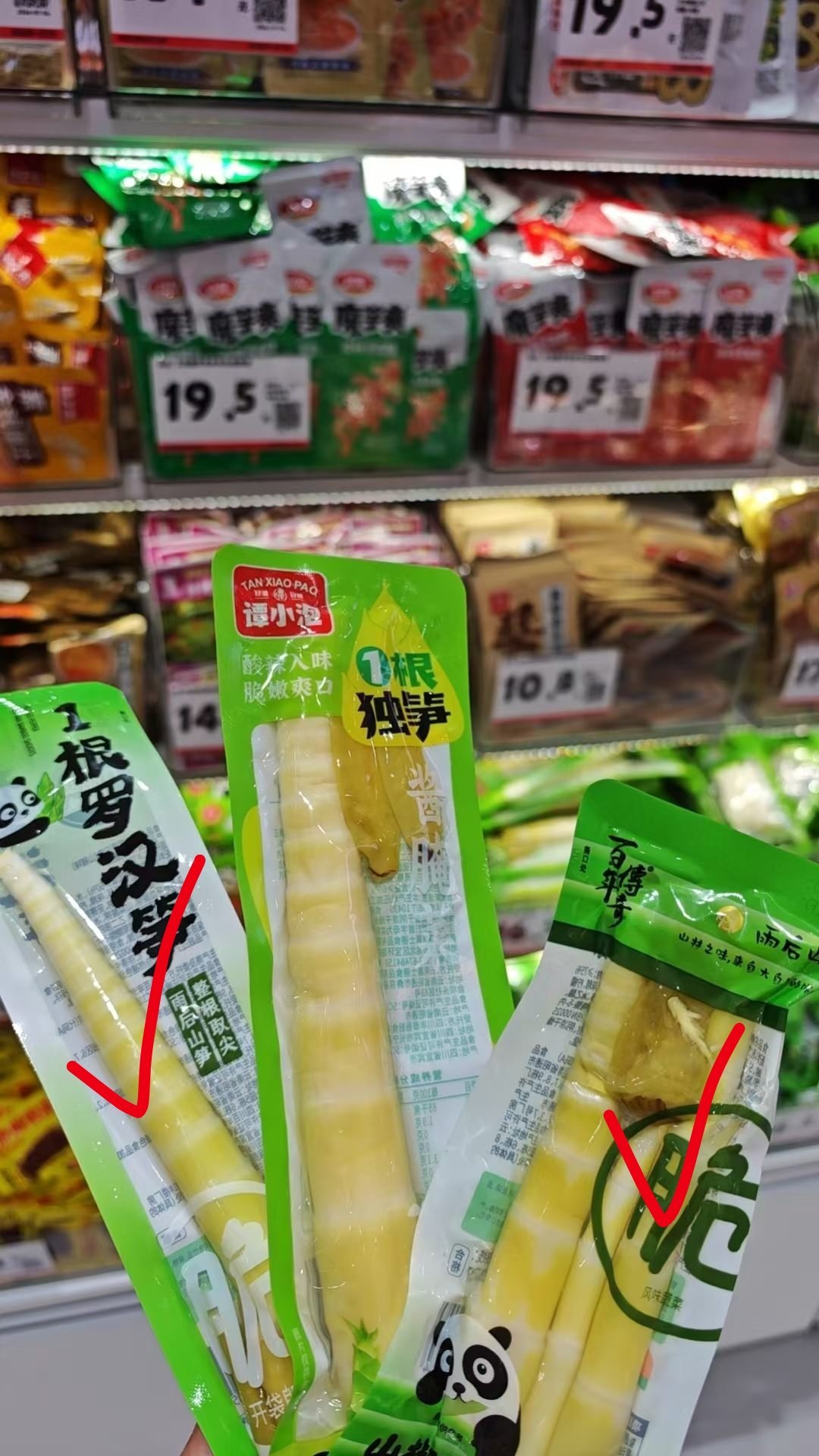 生活手记车充电的停车场在办公楼对面，零食店在十字路口斜对角，充满了电我去挪车，停