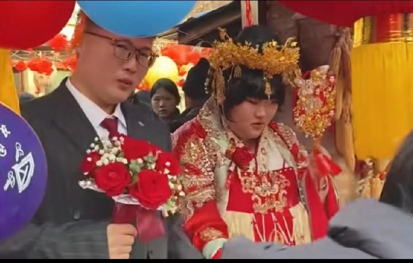 大衣哥女儿结婚了，
我仿佛在新郎身上看到了大衣哥的影子，
真是不是一家人，
不进