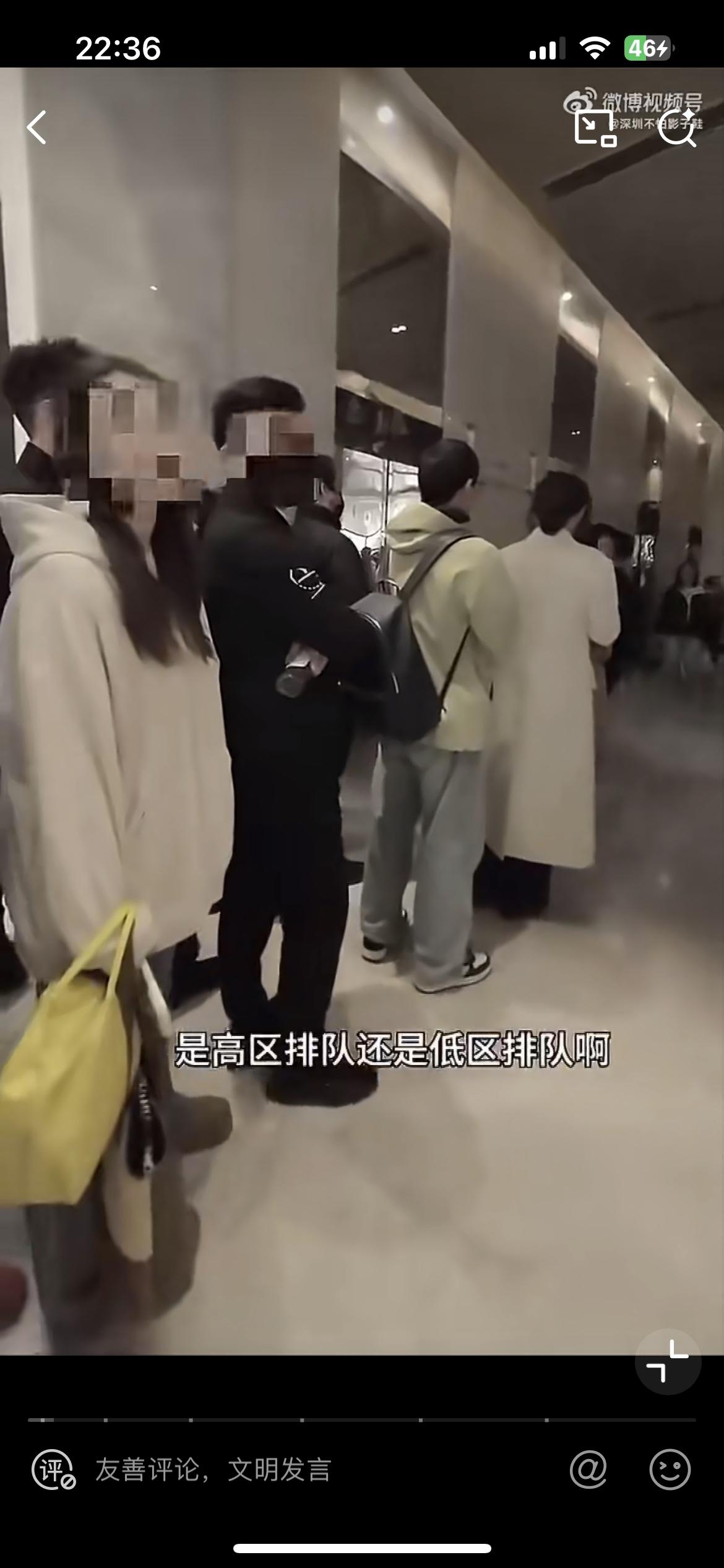 女骑手遇到早高峰排队上电梯，以要迟到为由直接硬上，被大厦保安拦住，女骑手气愤不过