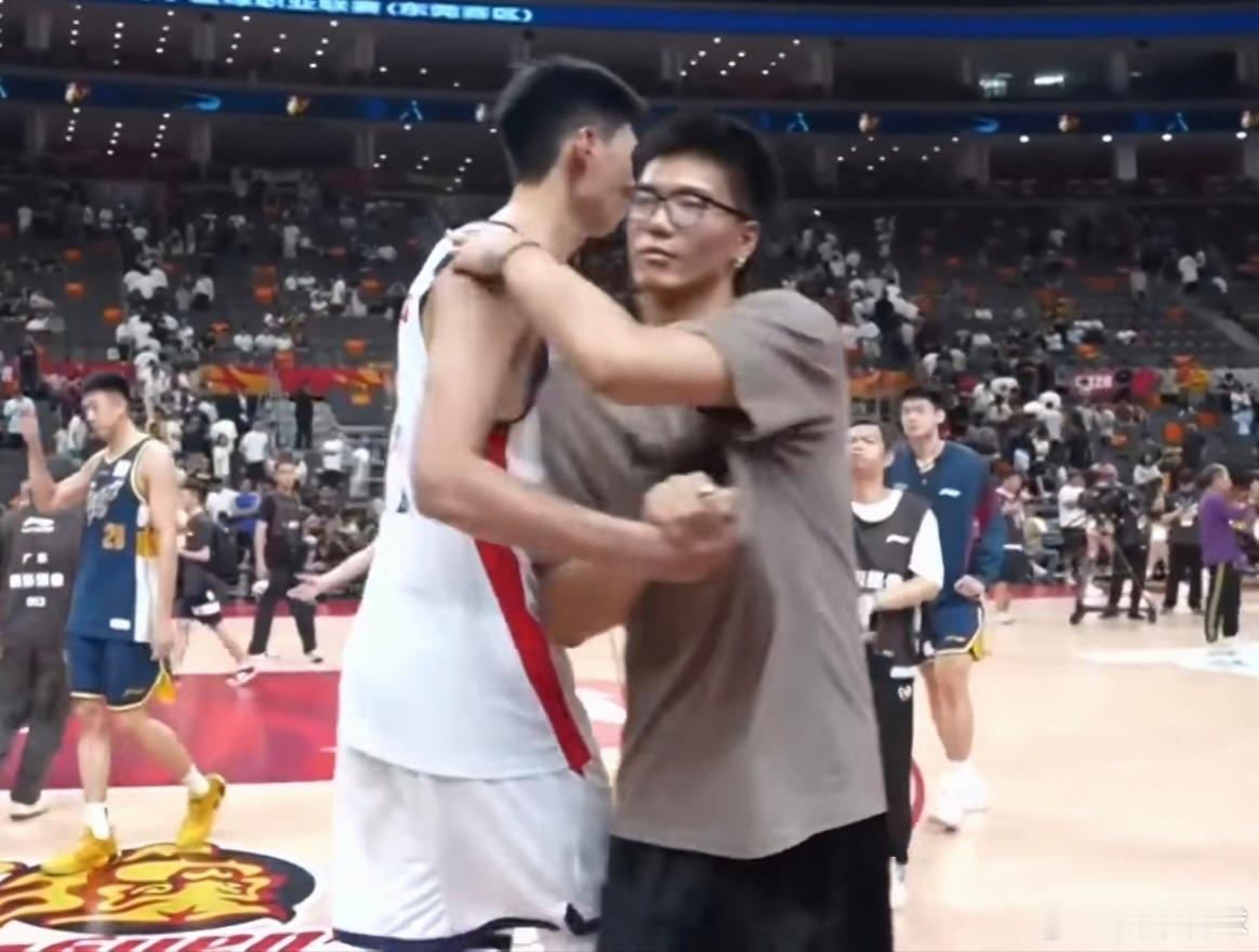 篮板被爆、禁区被打穿，真的越想越无奈，广东队不是没有大中锋，不是没有好苗子！只不