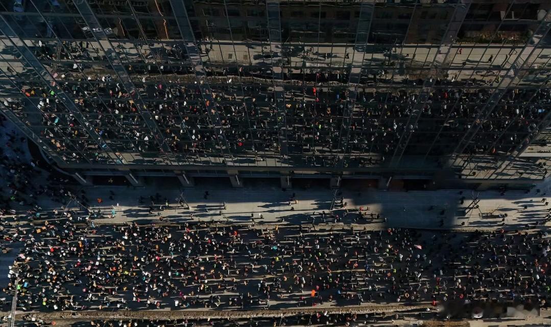 美国观察家：

帝国主义轰炸第三世界国家，制造难民潮，然后贩运集团（往往本地犯罪