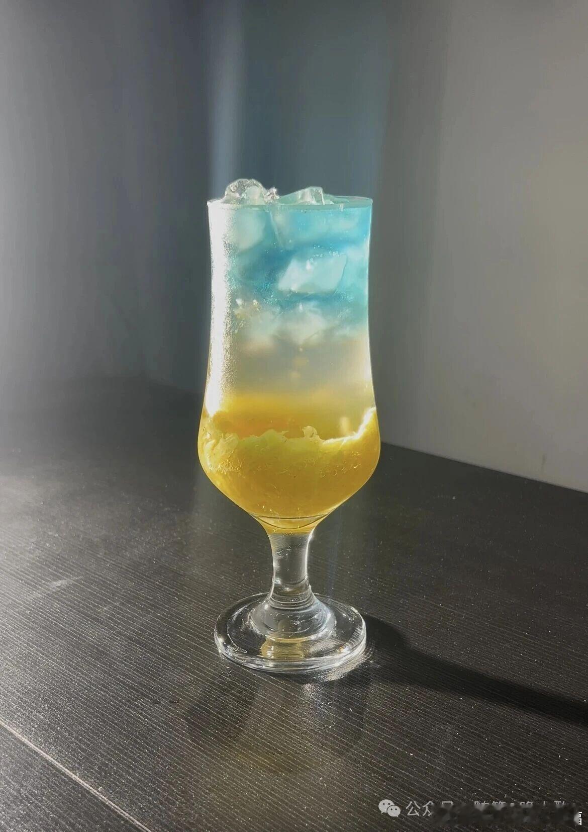 生活手记一杯浊酒装下半生浮沉，初入口时辛辣冲喉，慢慢回味却藏着温润回甘。它从不挑