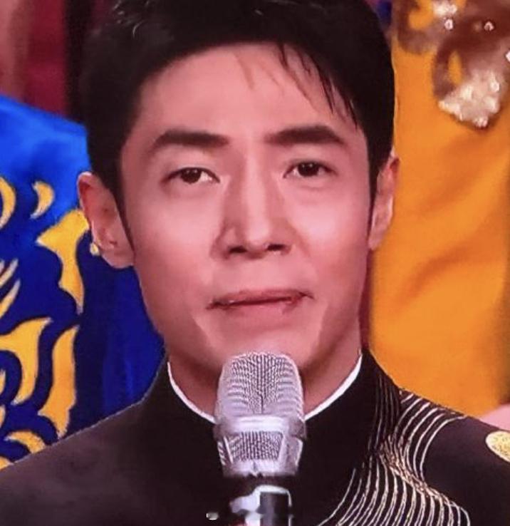 撒贝宁的眉毛是谁画的 我笑死哈哈哈哈哈哈小撒每年都有梗[笑cry][笑cry][