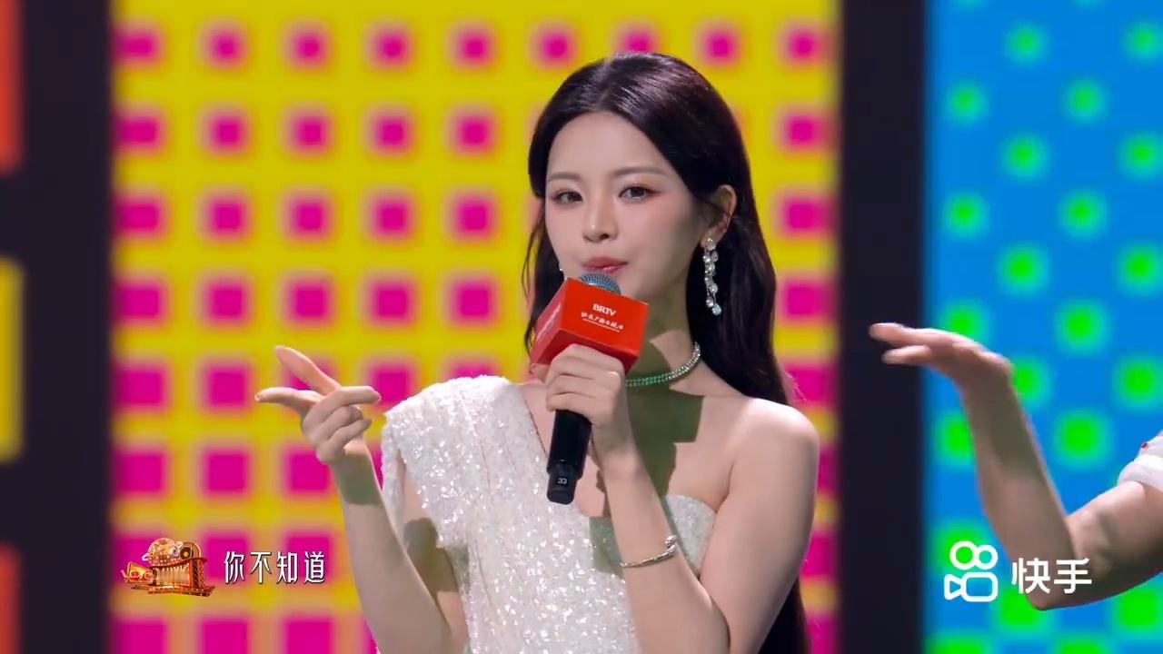 贺峻霖杨超越合唱开场曲 谁懂啊这组跨界合唱太有惊喜感了！贺峻霖杨超越同台开唱《快