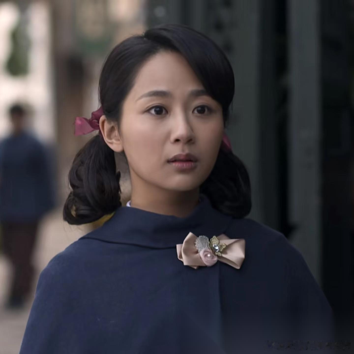 主持人问:“你想考哪个大学？” 杨紫说:“以前我是想考一个普通大学，现在我的想法