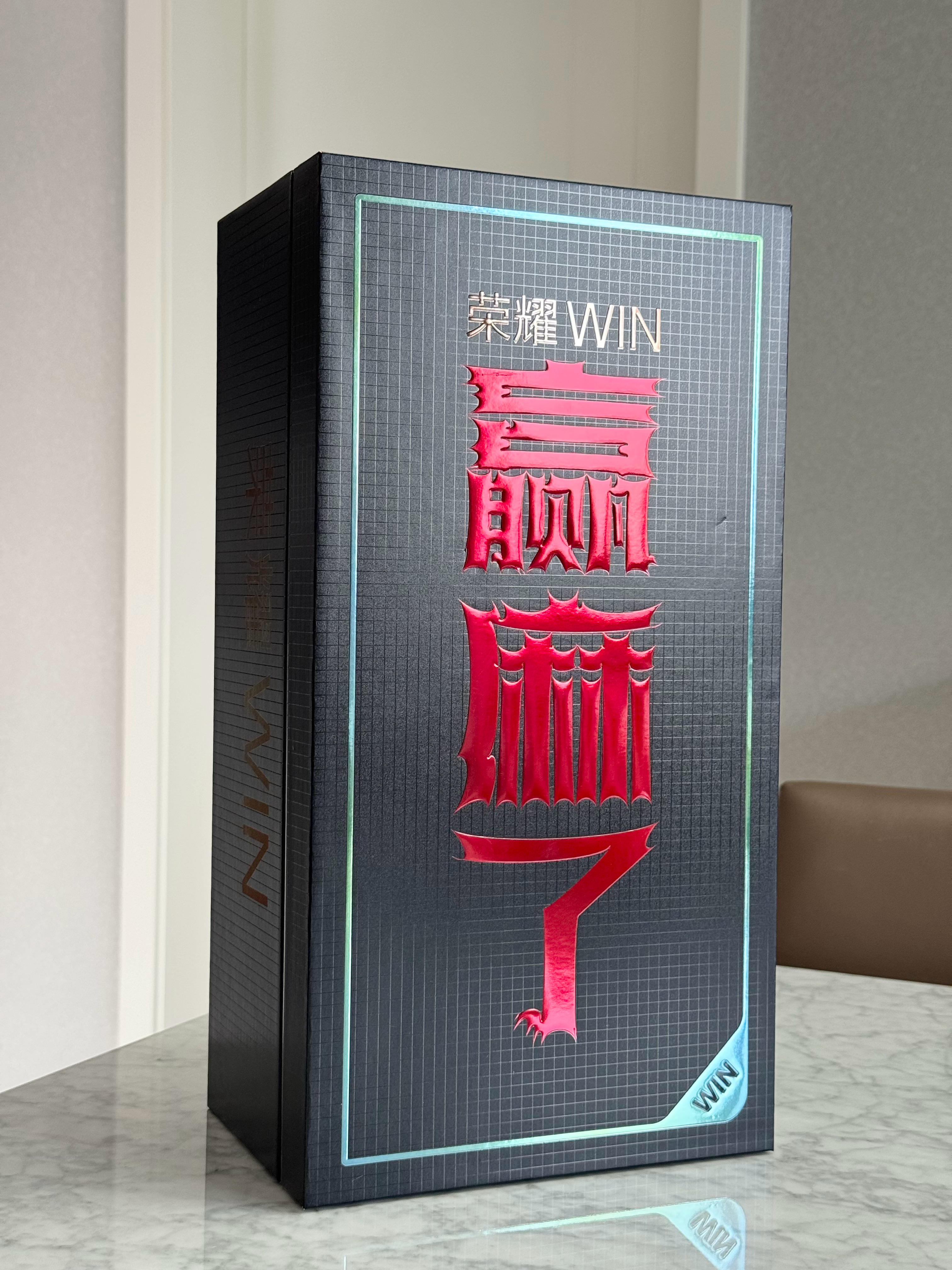 荣耀WIN系列邀请函！三盒锅巴，花椒、藤椒、麻辣三种味。赢麻了，先把嘴巴麻掉！新