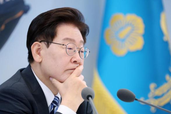 尹锡悦彻底栽了！李在明出手招招奔着要害去，除了最极端的手段，能用的牌全打光了 —