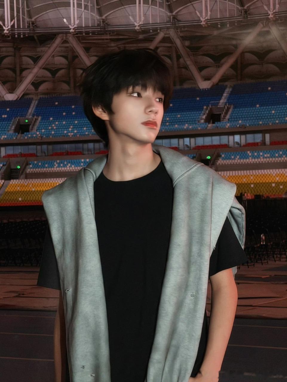 穆祉丞带王橹杰进拍子谁懂穆祉丞这段的哥感！全员没踩准拍时他带队切入，舞感炸裂，瞬