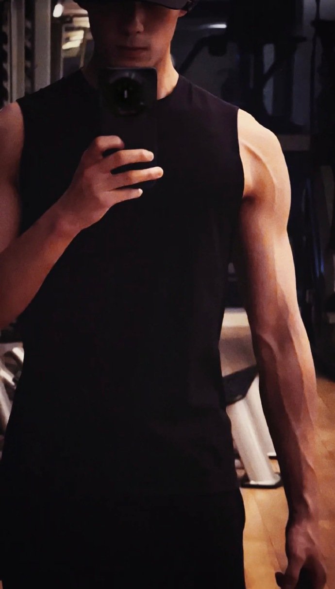 吴磊黑背心肌肉男 吴磊健身身材很曼妙  吴磊黑背心肌肉男，吴磊健身身材很曼妙，谁
