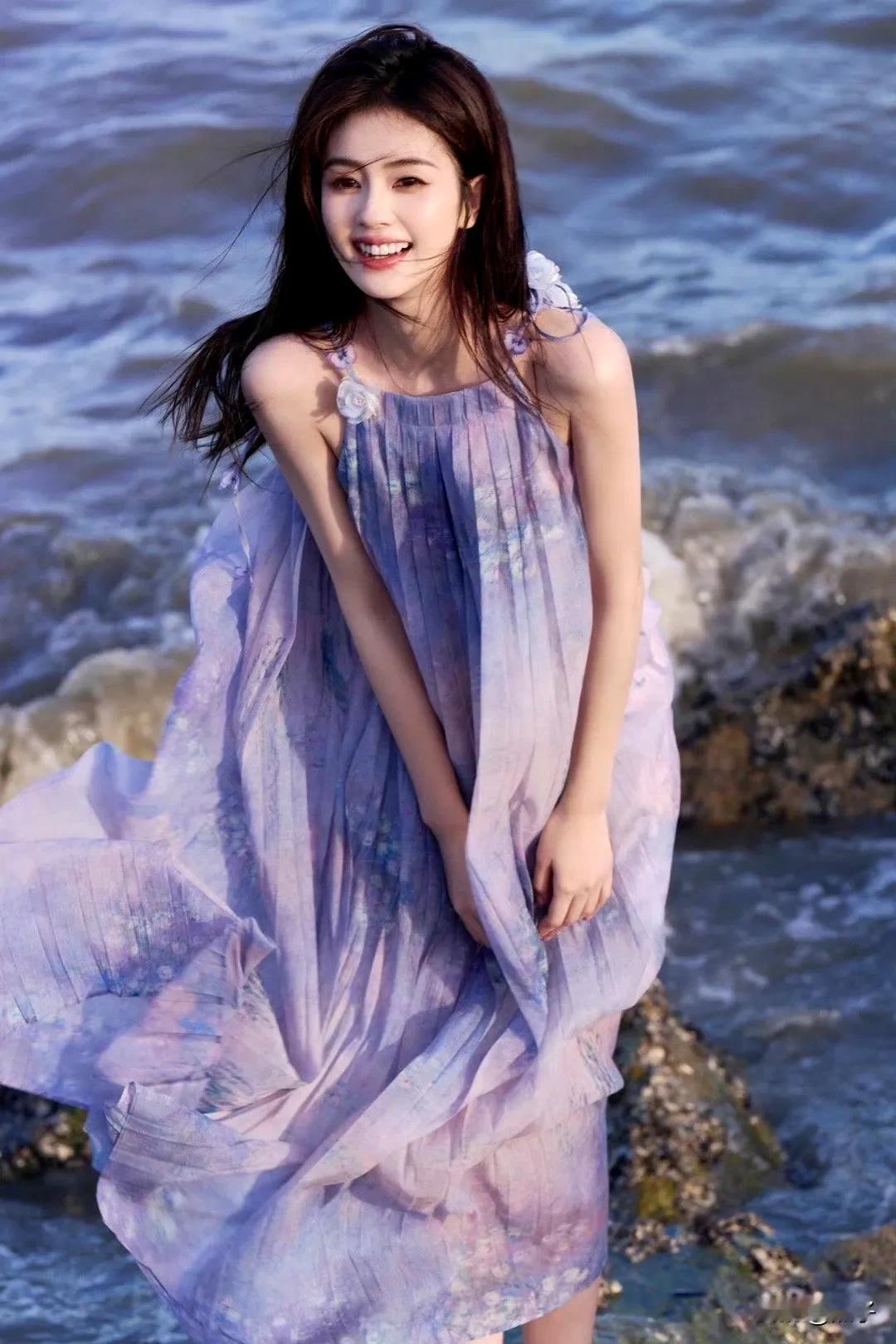 白鹿海边紫色吊带裙大片，这简直 人海美如画，她于海边漫步一袭淡紫色纱裙随风轻舞，