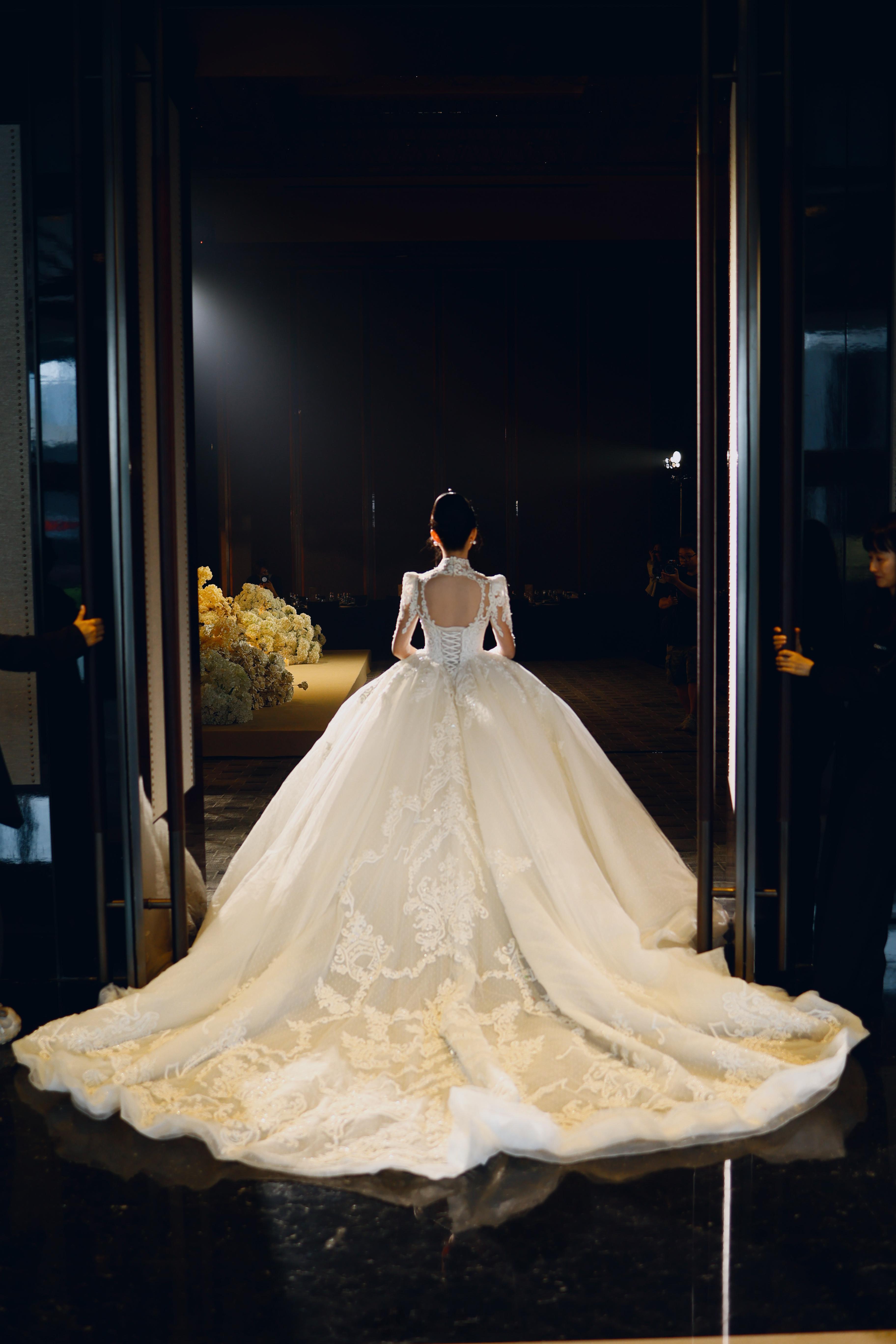 漫长的等待精修过程中…发一点婚礼当天的细糠 原图花絮就很能打了！！！ 