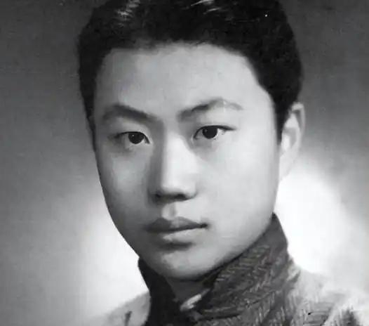 他疯了22年，妻子瘫了27年，但是妻子依然对他不离不弃，虽然生活艰难，但是他们却