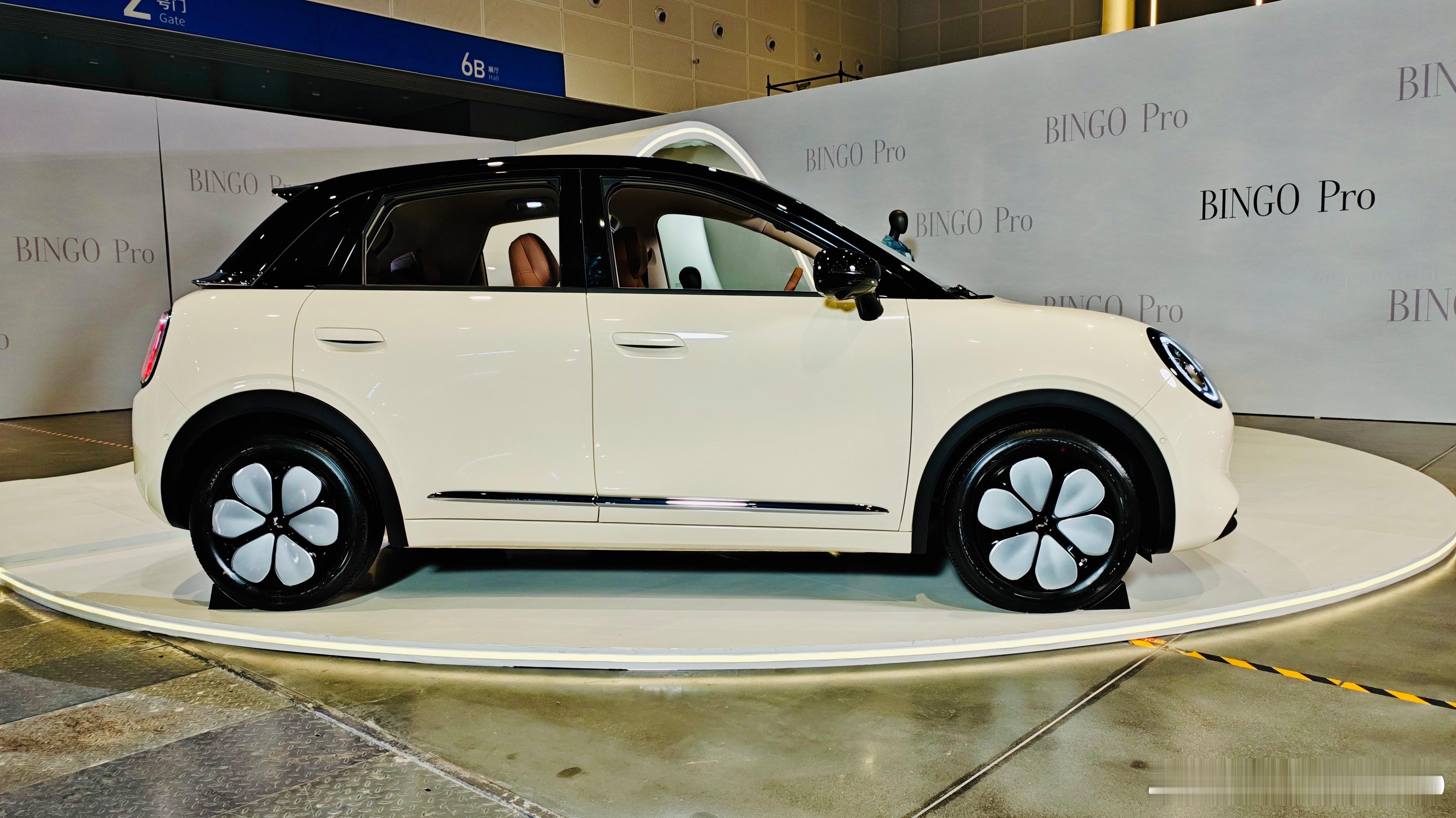 孟姐炸场，五菱缤果Pro预售，女生代步车终极答案真来了！孟子义与五菱缤果三度携手