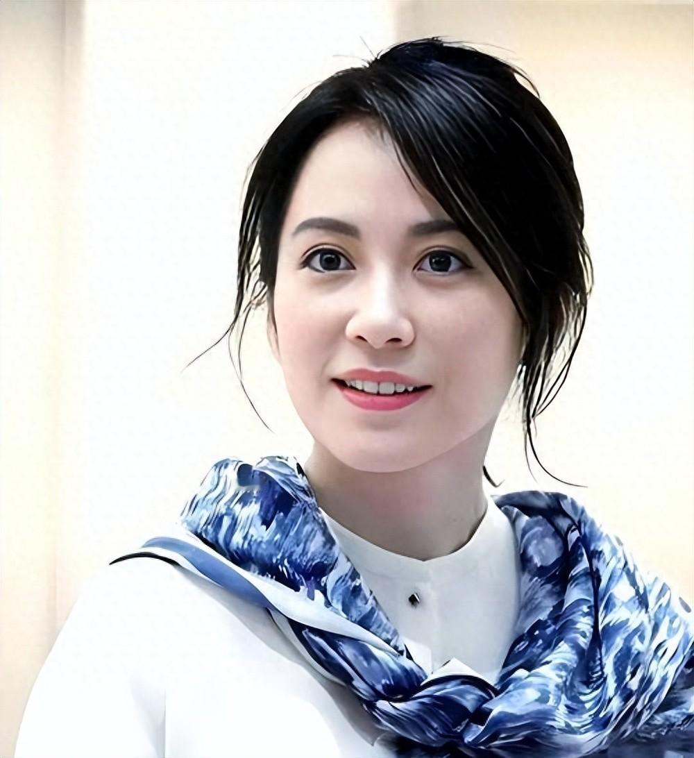 惊艳时光的“惊鸿仙子”俞飞鸿现在已经54岁了，无婚无子，身边有窦文涛 20 年陪