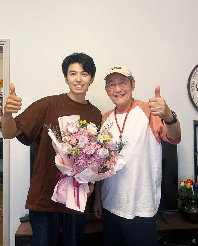 #赵小童祝老师们教师节快乐##赵小童拜访了许久未见的恩师#​教师节，赵小童看望八