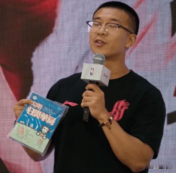 终于知道杨瀚森英语为什么一个赛季也没什么进步了，杨瀚森的翻译刘禹铖今天在活动中说