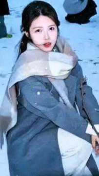 上联：清风袅袅拂弦音
下联：冬雪茫茫吹笛清