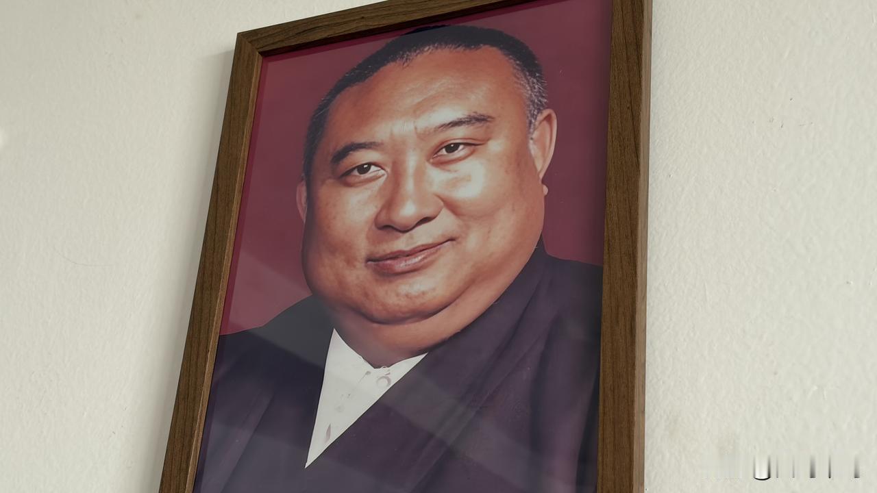 西藏的藏族人家庭，基本都会悬挂三张照片。其中两张是党和国家领导人，剩下一张是额尔