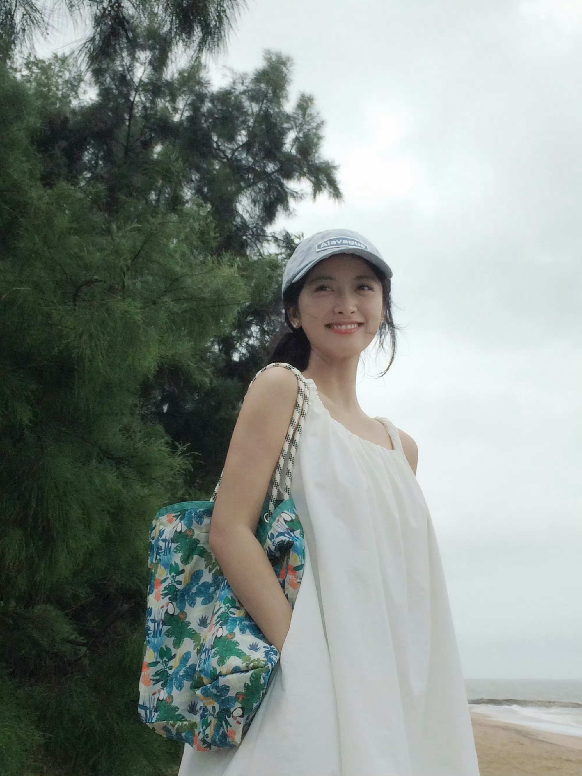 阳光、海岸、沙滩还有漂亮的月月，这就是独属于夏天的景色吧！[鲜花] ​​​