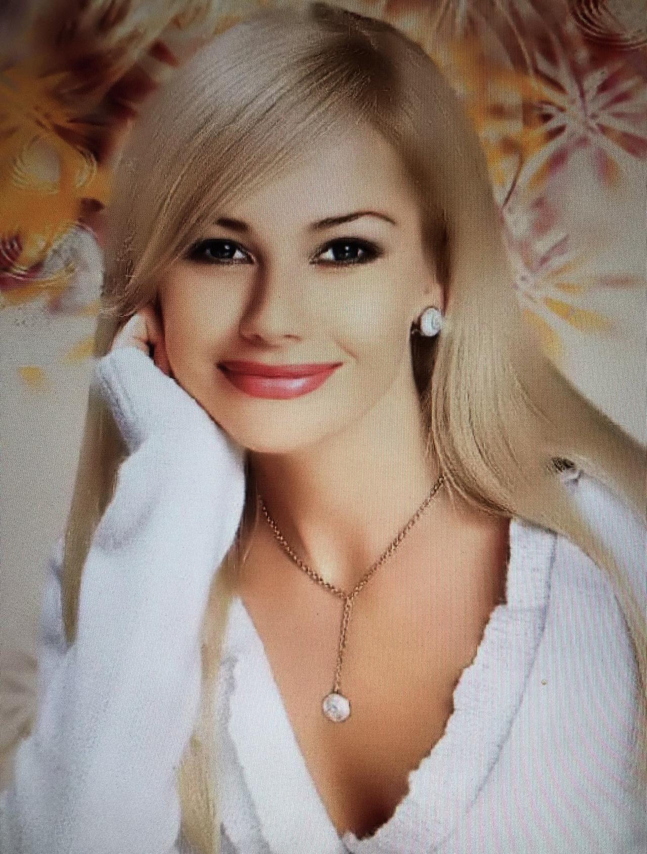 《情迷彼得堡1》农奴安娜长得非常漂亮，
唱歌唱得非常好，养父科尔夫男爵想把她推上