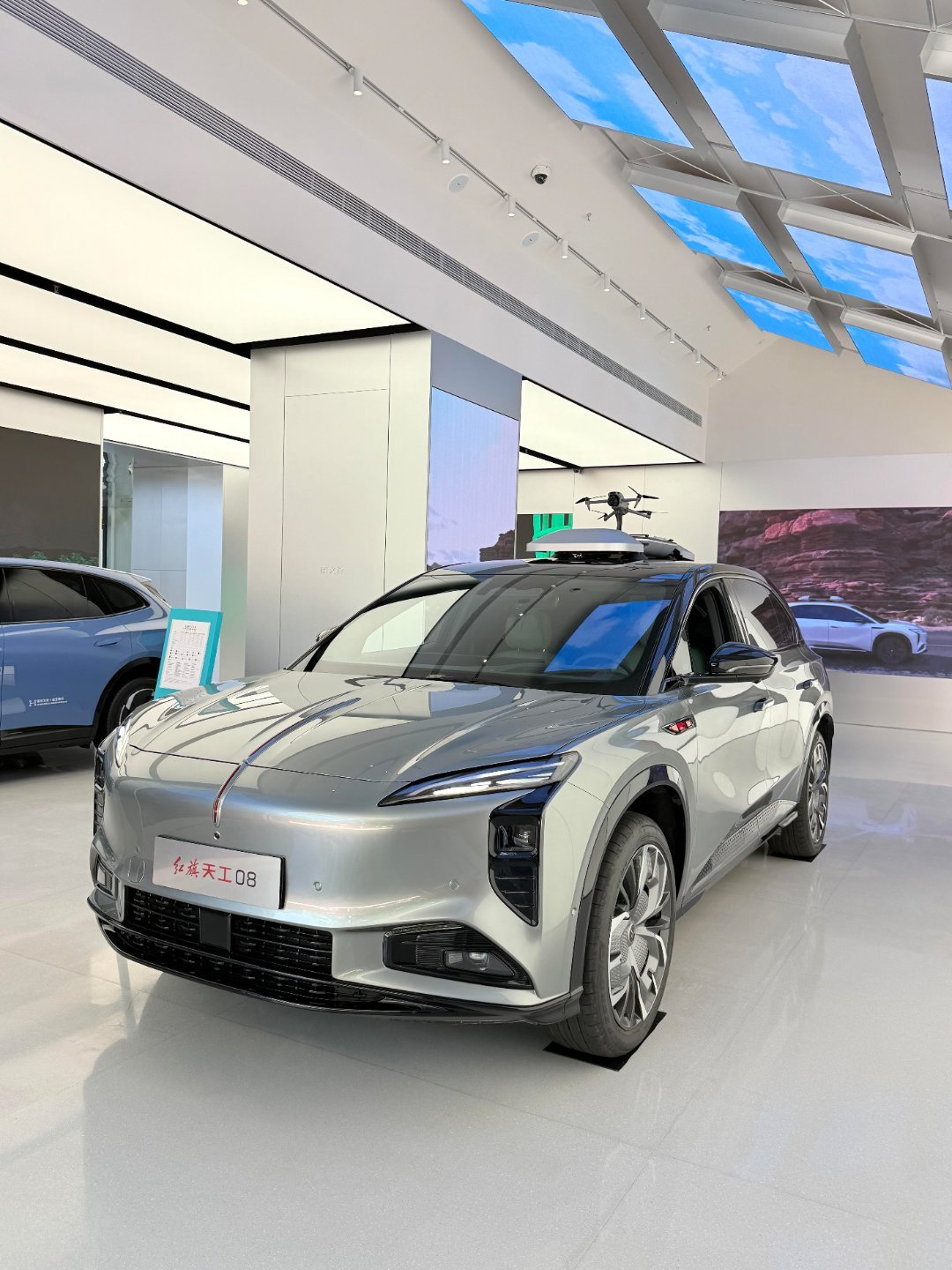 红旗天工08的动力配置相当亮眼，双电机四驱版综合功率455kW、扭矩756N·m