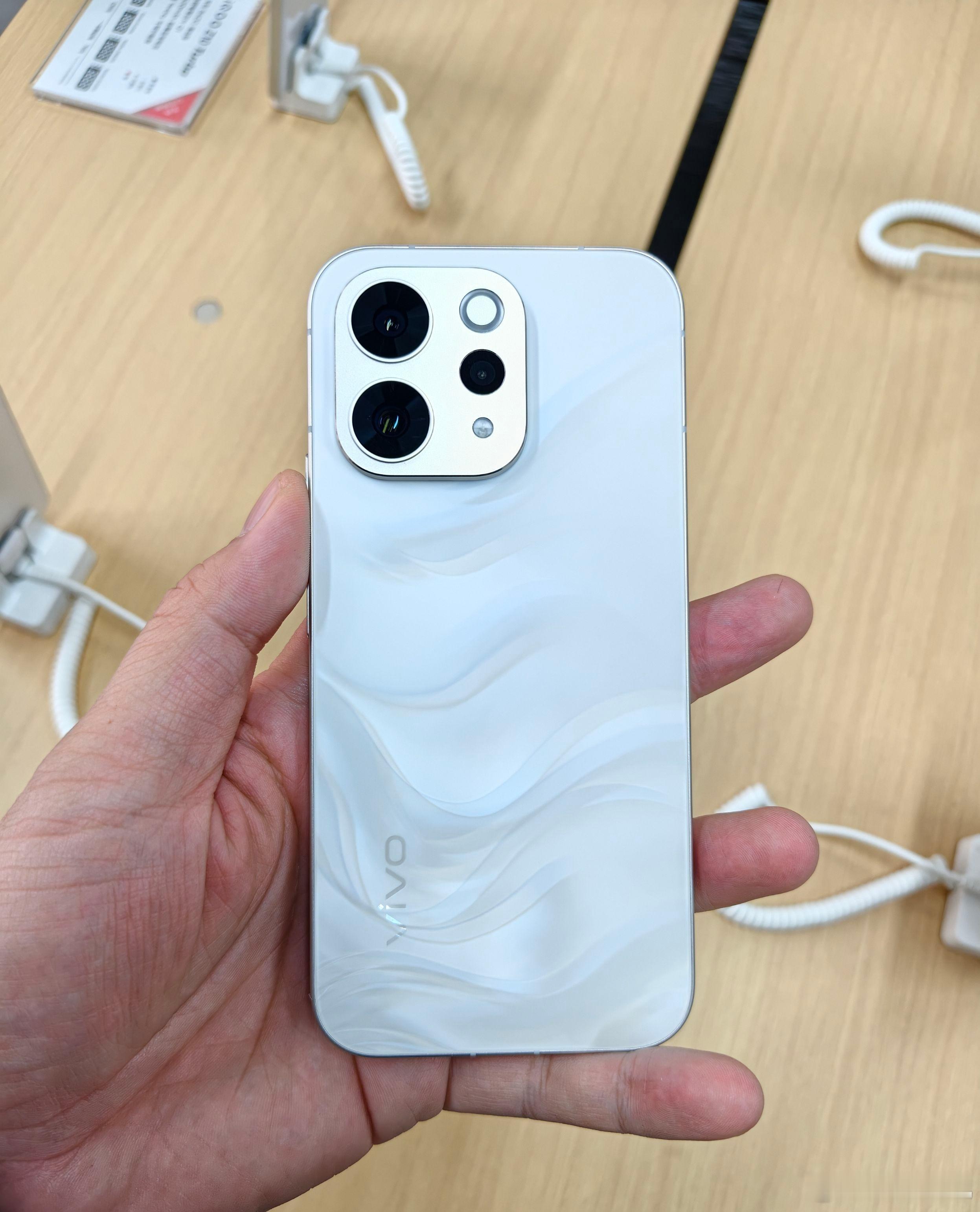 vivo S50和vivo S50 Pro mini真机，这两种外观，你们喜欢哪