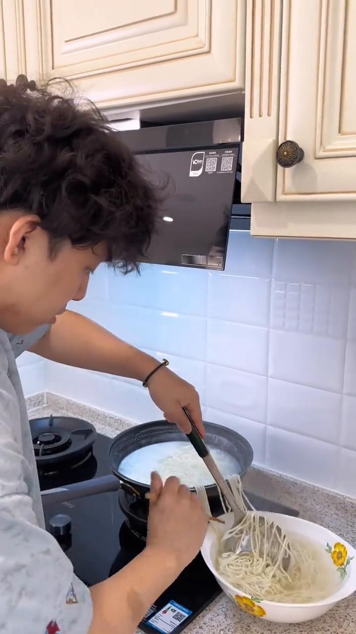 瀚铭放假回家了，上车饺子下车面，第一顿必须安排麻酱面。下面条，全下面。夏天吃麻酱