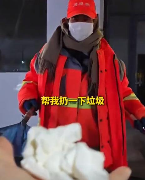 意外的“圈套”！近日，河北街头一环卫工阿姨正在忙碌打扫，突然，一女子驾车路过，伸