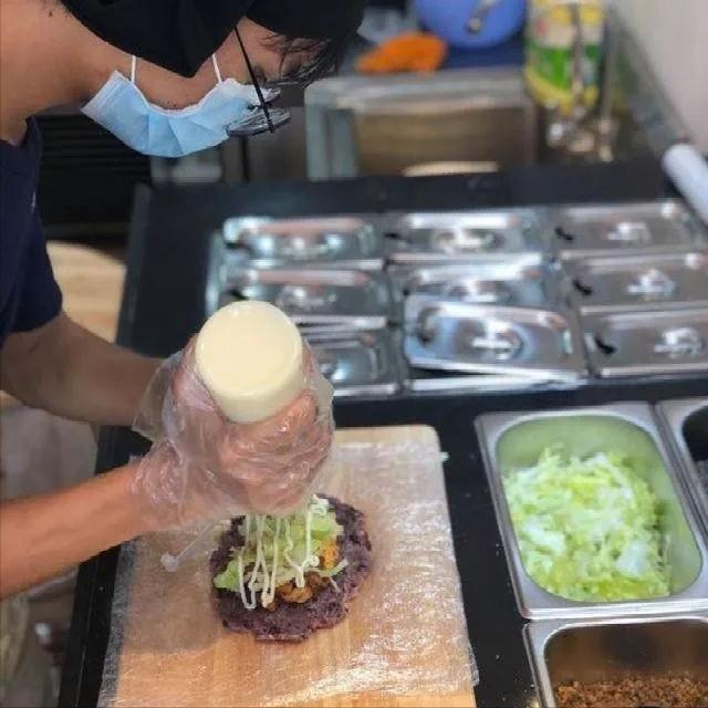 失业女生摆摊一天卖5块崩溃痛哭，网友：哪有摆摊都月入上万！近日，一名失业女生在社