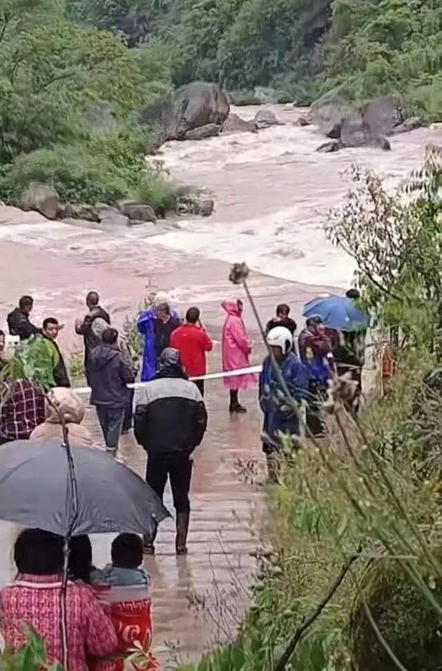 痛心：三条鲜活的人命没了！了四川屏山县一村民驾驶三轮车，载着两个儿子行至漫水桥时