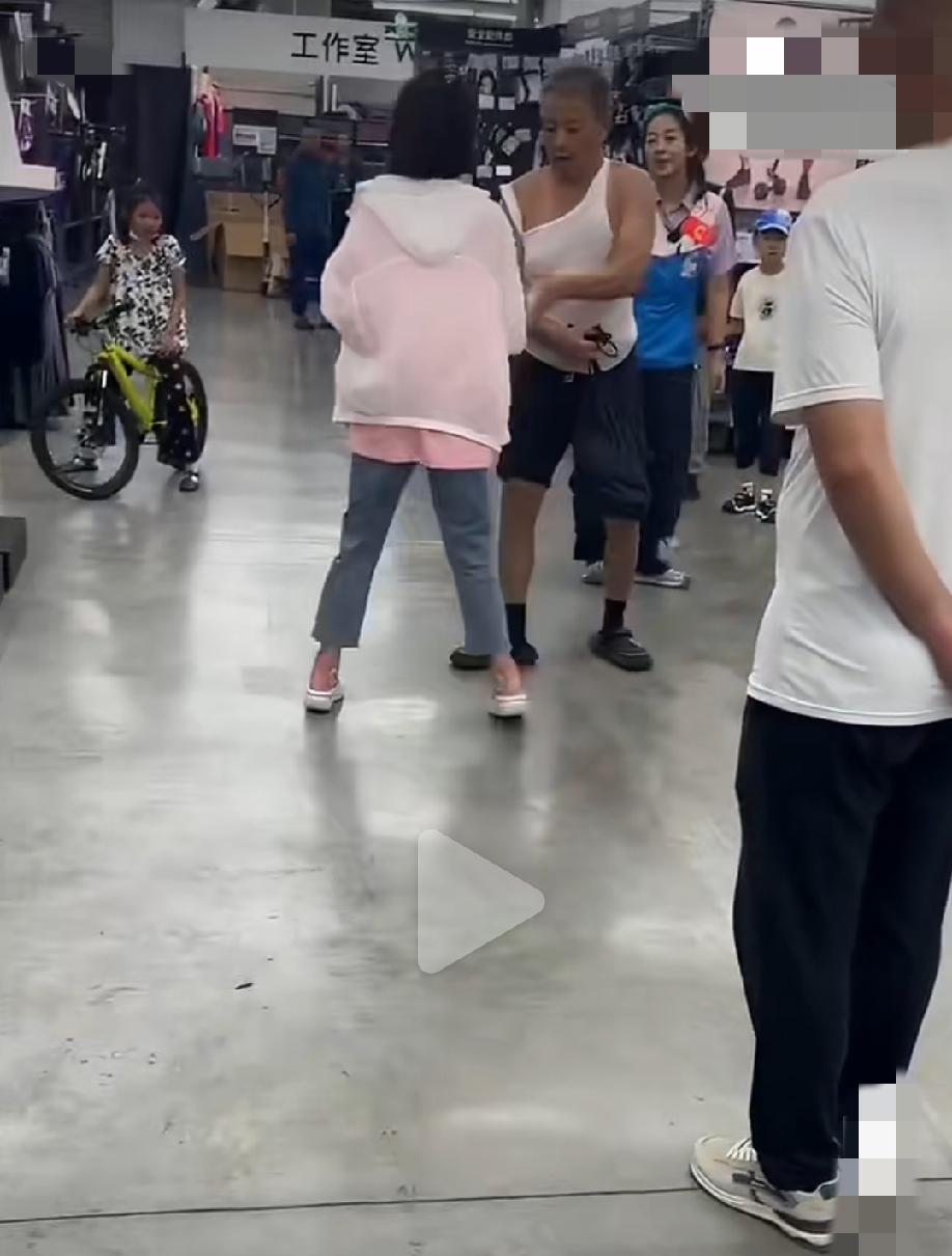 商场内的一起争执。疑似小孩在过道内骑车，被大爷说了两句，家长直接发飙了，撕扯着大