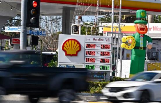 目前全球交通运输90%用油，用电仅占1%。哪怕在中国，也有75%的交通运输需要用