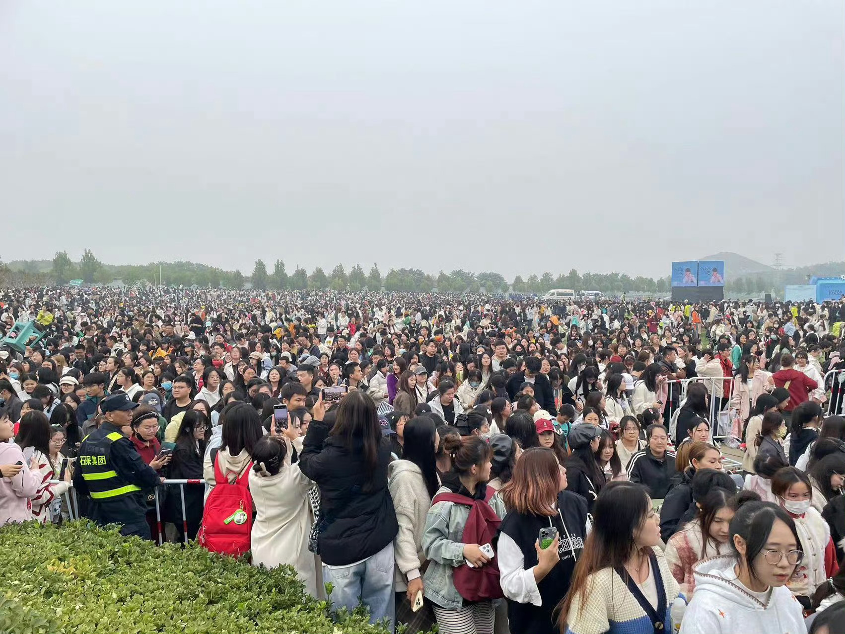 给五代果果们看一张图，24年君乐宝纯享牧场成毅线下粉丝人头，密密麻麻都是iejj
