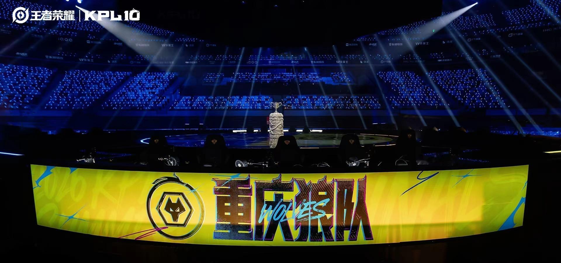 和狼队一起嗷呜一厦狼队冲击夏季赛冠军狼队奔赴厦门决战，向着队史第十二座银龙杯奋勇
