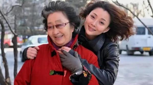 有人说她是“国民妈妈”，可她一生最苦的角色是做妻子。
 
1988年丈夫突发脑溢