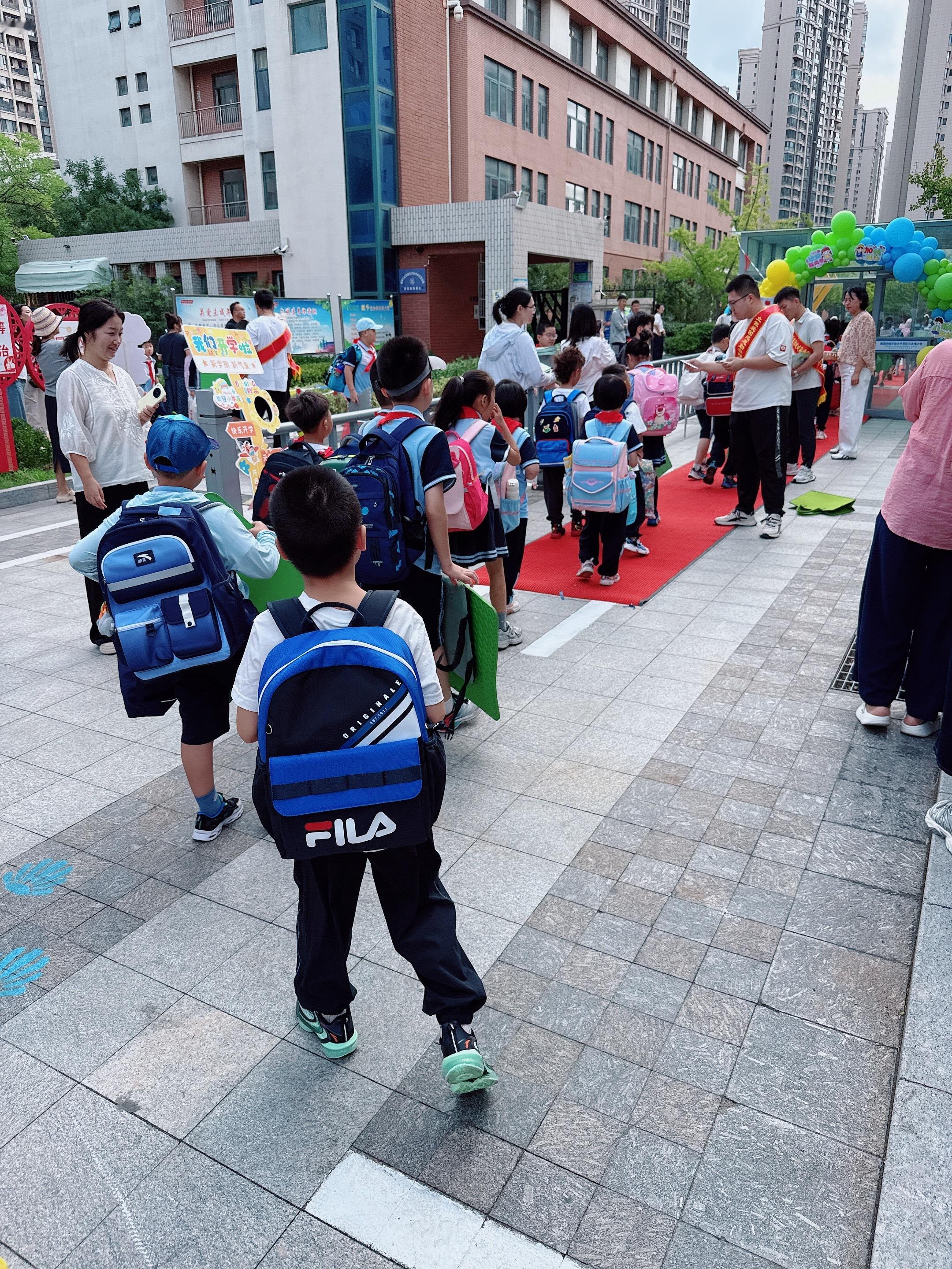 🌈 ʜᴀ͟ᴘ͟ᴘ͟ʏ ᴇᴠᴇʀʏᴅᴀʏ̆̈✨🎒背起书包，奔赴小学📚🔛新的